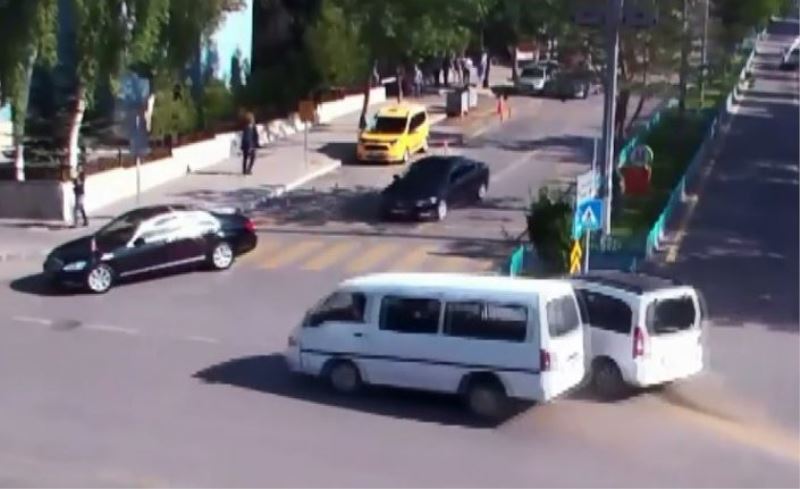 Erzurum’daki trafik kazaları kameralara yansıdı
