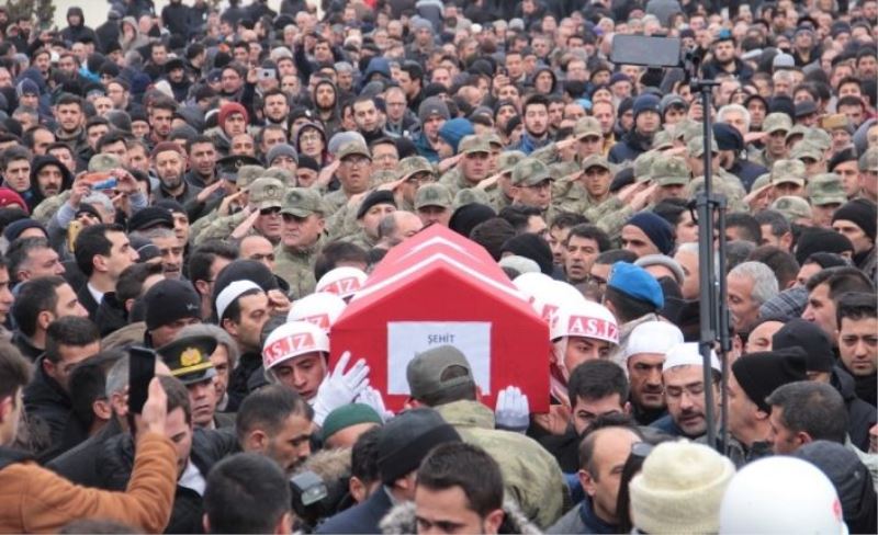 Erzurumlu şehidi binler uğurladı