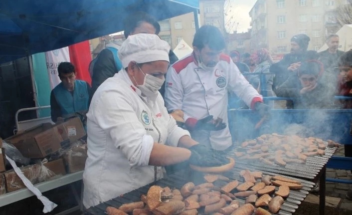 Festival iptal edildi, 1 ton sucuk Elazığ’da depremzedelere ikram edildi