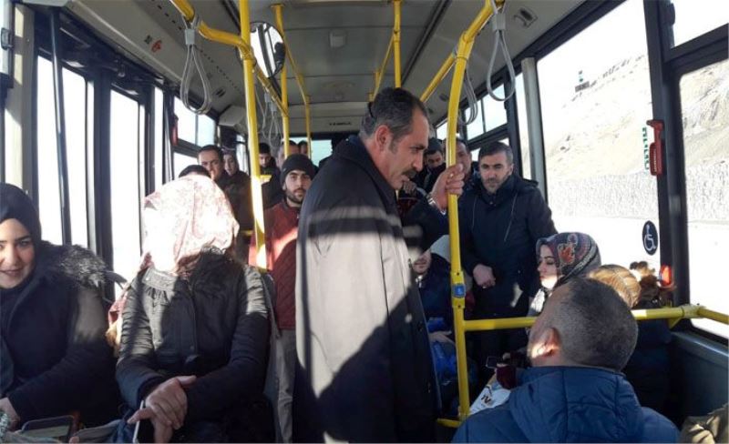 Gürpınar Belediye Başkanı Tanış Halk Otobüsünde yolculuk yaparak  talepleri dinledi