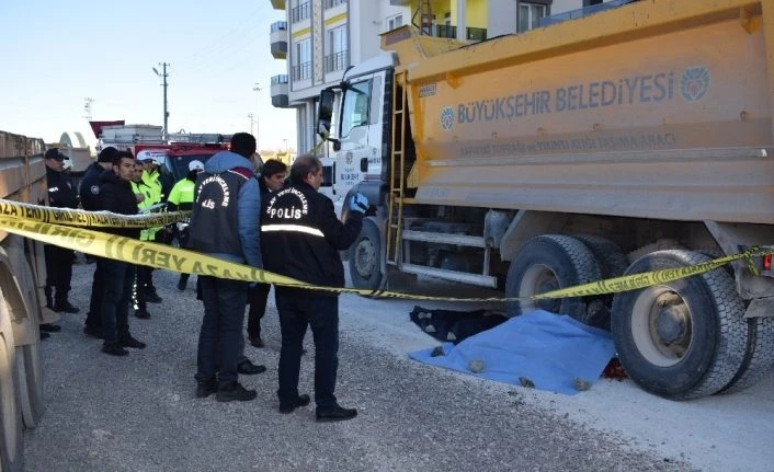 Hafriyat kamyonu belediye işçisini ezdi: 1 ölü