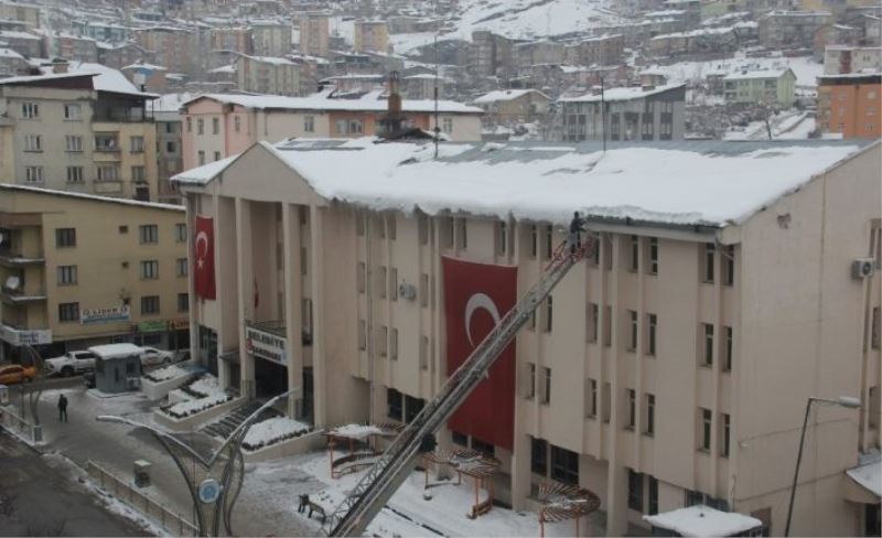 Hakkari’de tehlike oluşturan buz ve kar kütleleri temizleniyor