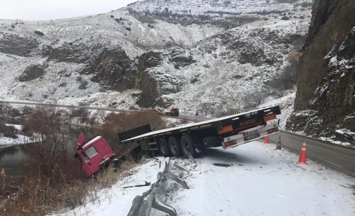 Horasan Kars karayolunda tır şarampole uçtu