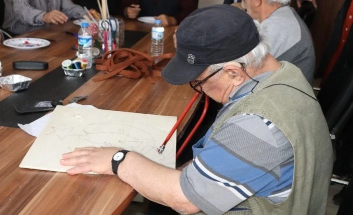 Huzurevi sakinleri sanatla huzur buluyor