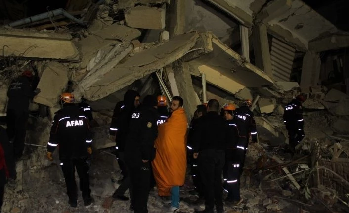 İç işleri Bakanı Süleyman Soylu; “Az önce geldiğimiz noktadan bir ses duyuldu 2 vatandaşımızı canlı çıkardılar”