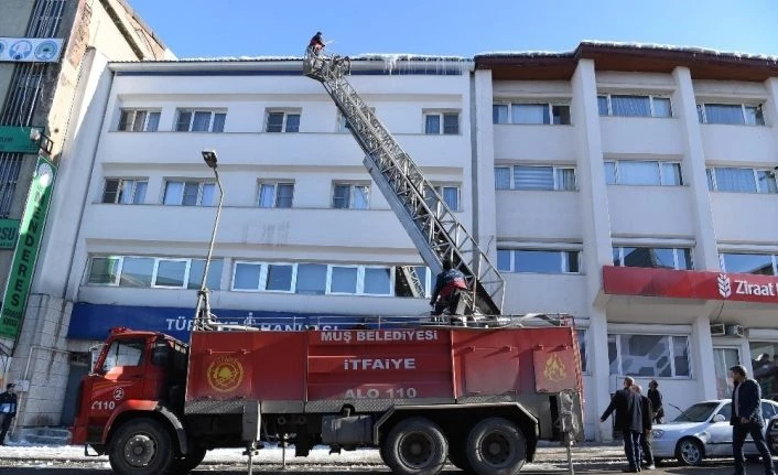 İtfaiye ekiplerinden buz operasyonu
