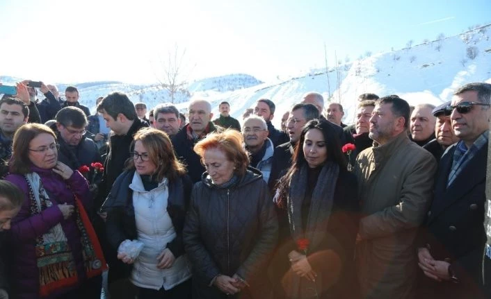Kamer Genç, mezarı başında anıldı