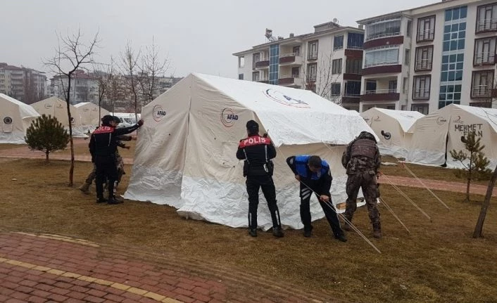 Kapı kapı gezen polis, depremzedelere yardımları ulaştırıyor
