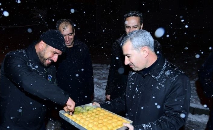 Kar mücadelesinde çalışanlara Başkan Çınar’dan baklava ikramı