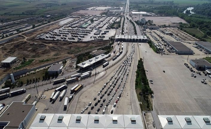 Kara sınır kapılarından geçen yıl 27,6 milyon yolcu, 7,6 milyon araç geçti