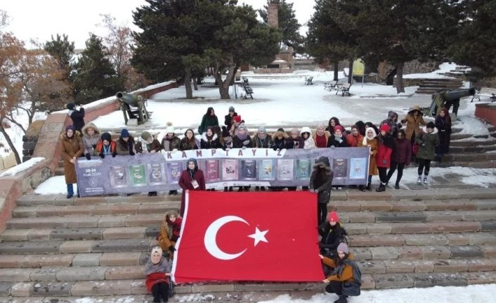 Karın zirvesinde kamp hayran bıraktı