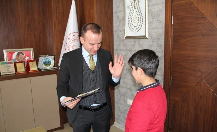 Karnesini aldığı gibi Milli Eğitim Müdürüne koştu