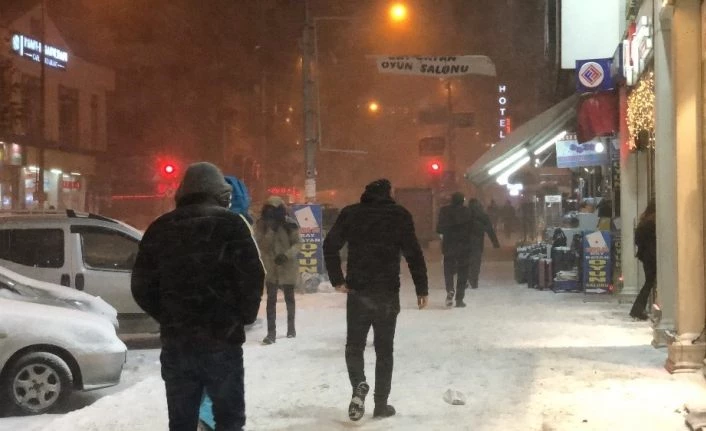 Kars’ta kar ve tipi hayatı olumsuz etkiledi