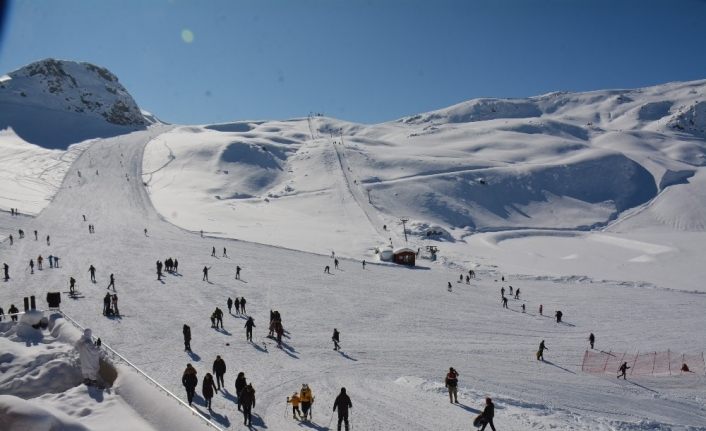 Kayak merkezi, sporseverlerin akınına uğruyor