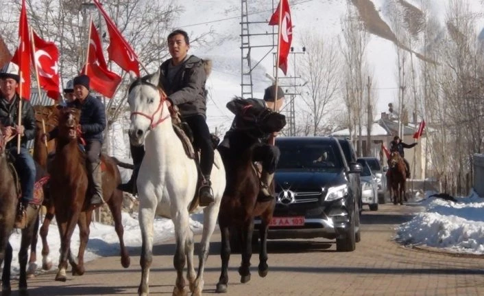 Erciş Ulupamir Mahallesinde Kaymakam ve milletvekiline atlı karşılama