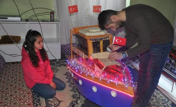 Kızı için bu kez maket gemi yaptı