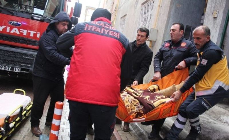 Komşuları aradı, itfaiye pencereden girip yaşlı hastayı kurtardı