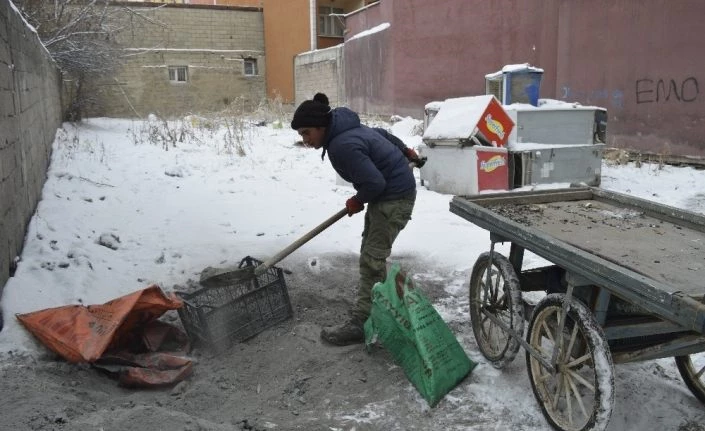 Kömür toplayarak okul masraflarını karşılıyorlar