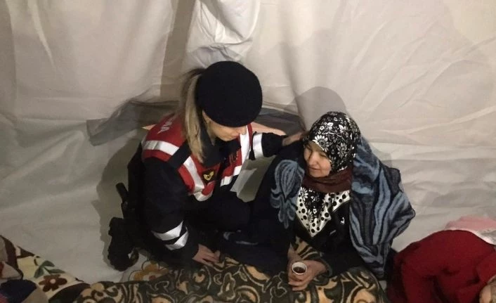 Köy köy gezen jandarma, depremzedelerin acısına ortak oluyor