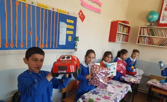 Köy okulu öğrencilerinin karne hediyesi üst sınıflardan geldi