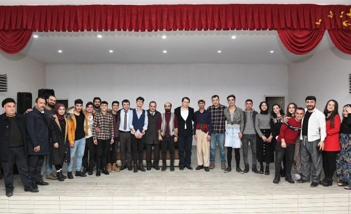 Van Çatak'ta kursiyerlerden tiyatro gösterisi