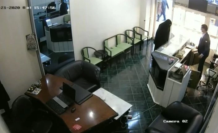 Kuyumcu ile soyguncunun arbedesi kamerada