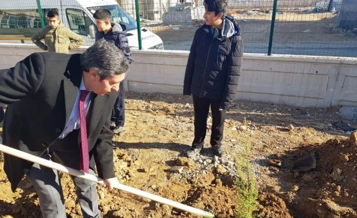 Malatya’da 100 fidan Toprak Dede’yle aynı gün toprakla buluşturuldu