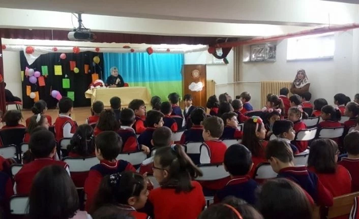 Mehmet Akif Ersoy’un torunu Selma Argon Erzincan’da öğrencilerle bir araya geldi