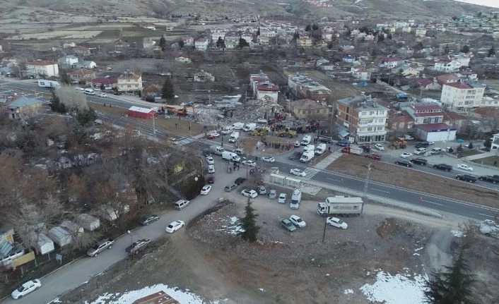 Mehmetçik Sivrice’de vatandaşların çadırını kurdu
