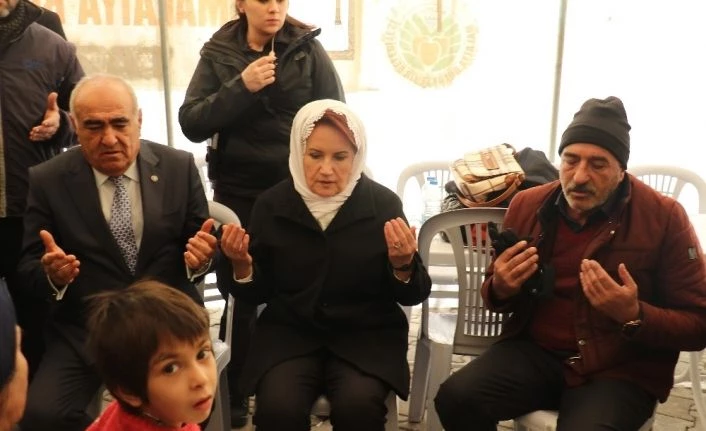 Meral Akşener’den depremde ölenlerin yakınlarına taziye ziyareti