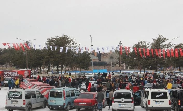 Modifiyeli araçlar minik eller için buluştu