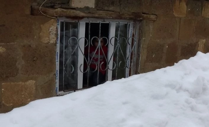 Muş’ta tek katlı evler kara gömüldü