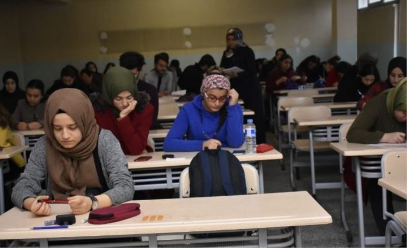 Öğrenciler, “Altın ödüllü Bursluluk Sınavı”nda ter döktü