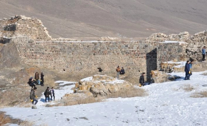 Öğrenciler, “Temiz kale güzel Pasinler” sloganıyla Pasinler Kalesindeki çöpleri topladılar
