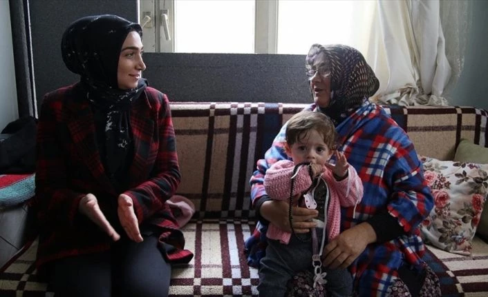 Okuldan kalan zamanlarında ihtiyacı olanların yardımına koşuyor