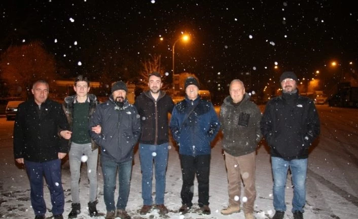 Oltu’da beklenen kar yağdı