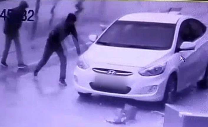 Otomobilin  camını taşla kırıp, böyle soydular