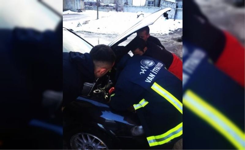 Otomobilin motor kısmına sıkışan kediyi itfaiye kurtardı