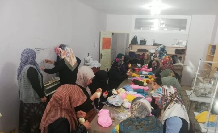 Özalplı kadınlar depremzedeler için örgü örüyor