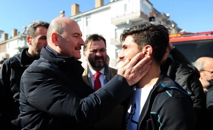 (Özel Haber) Elleriyle enkaz altından çıkarmıştı: Suriyeli Mahmut, Bakanlar Soylu ve Koca ile enkazda görüştü