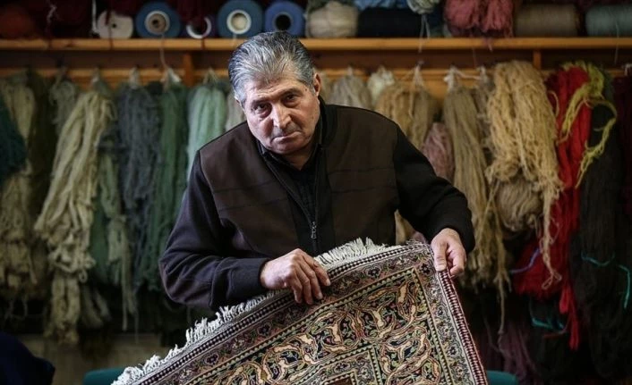 Saray halılarının ömürlerine ömür katıyorlar