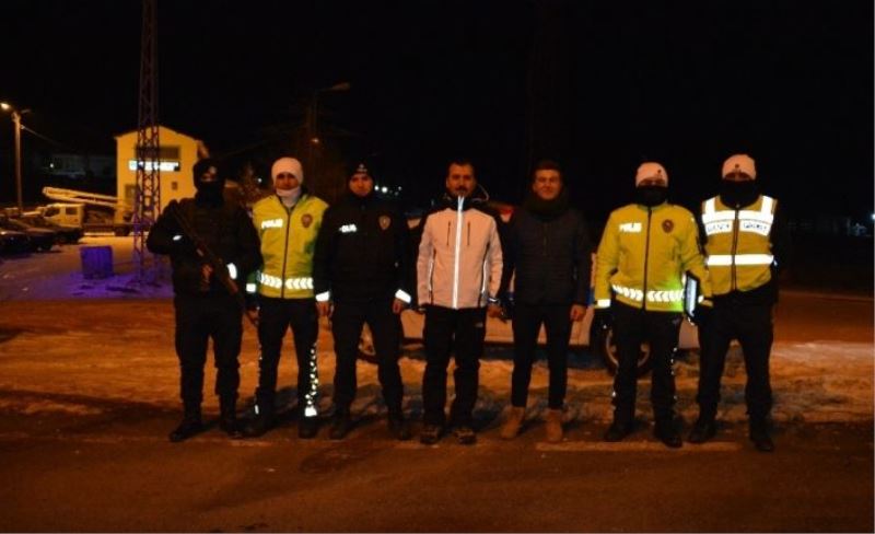 Sarıkamış Kaymakamı Koşal, yılbaşı gecesi eksi 15 derecede görev başında olan kolluk kuvvetlerine ziyarette bulundu