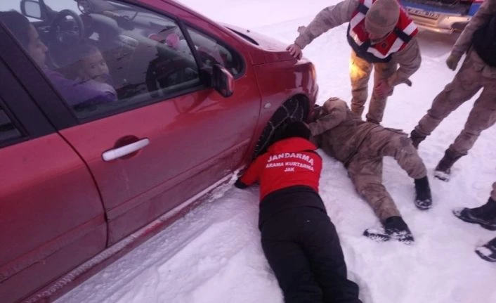 Sarıkamış’ta mahsur kalan aile JAK timlerince kurtarıldı
