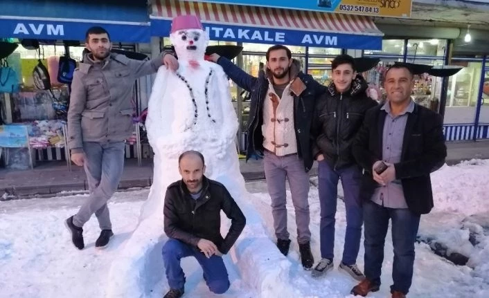 Siftah yapamayan esnaflar kardan adam yaparak zaman geçiriyor