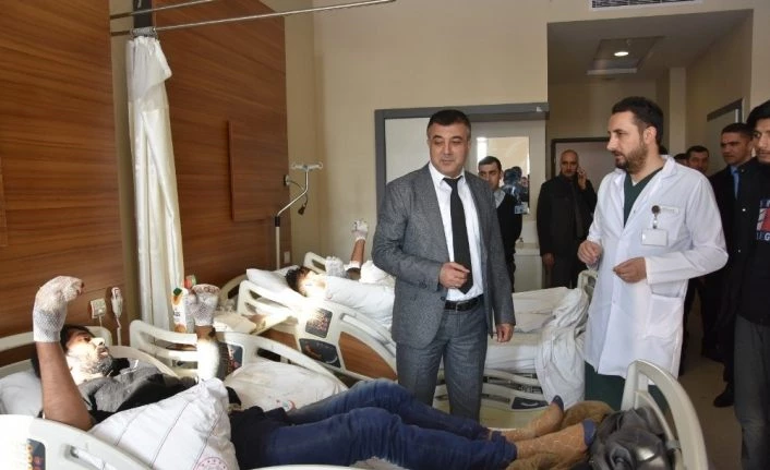 Sınırı kaçak geçerken donma tehlikesi geçiren  göçmenler Van'da tedavi ediliyor
