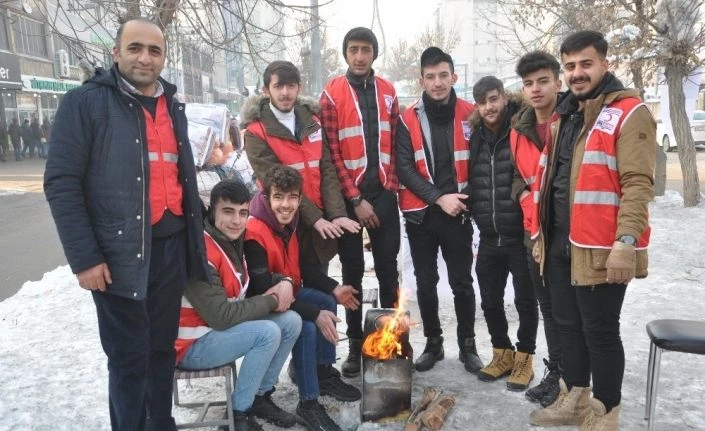Soğuk havada depremzedeler için yardım topluyorlar