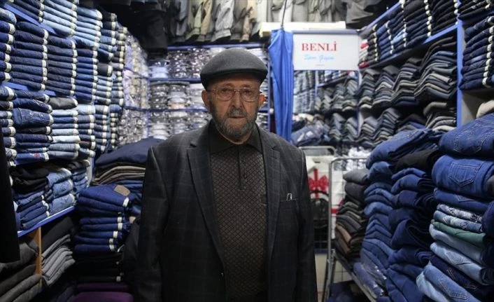 Tarihi çarşının 75 yıllık emektarı Himmet dede