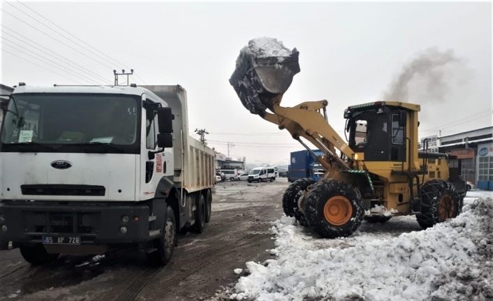 Tuşba Belediyesi ekipleri tonlarca karı kamyonlarla taşıdı