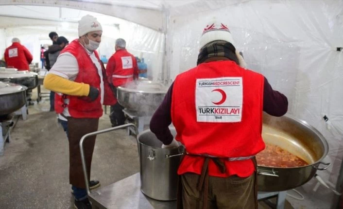 Türk Kızılayı, depremzedelere 68 noktada gıda dağıtıyor