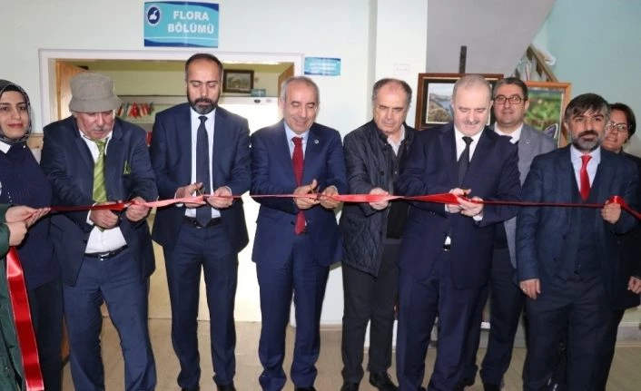 Türkiye’nin bilimsel ilk sanal herbaryumu ‘VANF’ açıldı